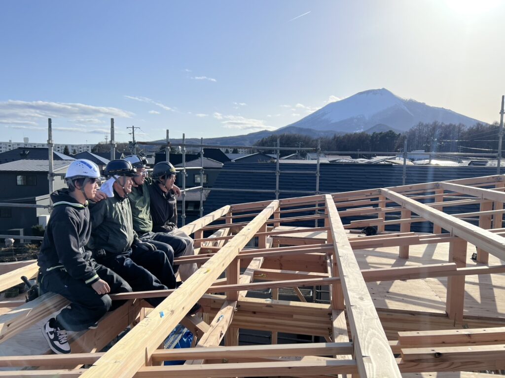 八幡平市で上棟でした。三世代で家をつくる大工さん